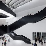 Scale nere e passerelle sovrapposte nell’atrio del MAXXI di Roma, progettato da Zaha Hadid
