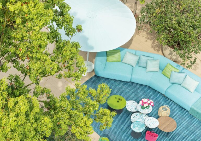 La nuova casa è fuori: giardini e terrazzi si riscoprono luoghi di vita lenta. Le collezioni di arredo esterno che colorano l'estate 2025