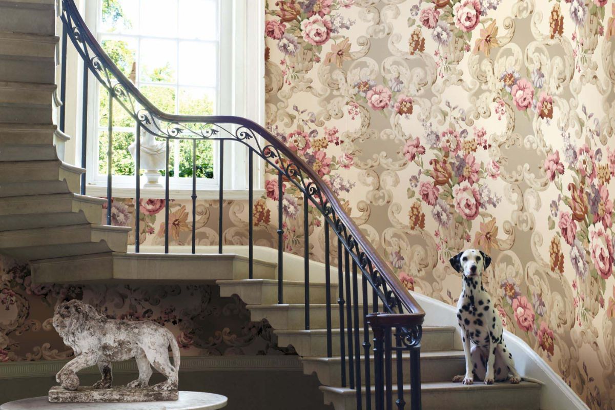 Camera da letto con carta da parati Floral Rococo in rosa cipria