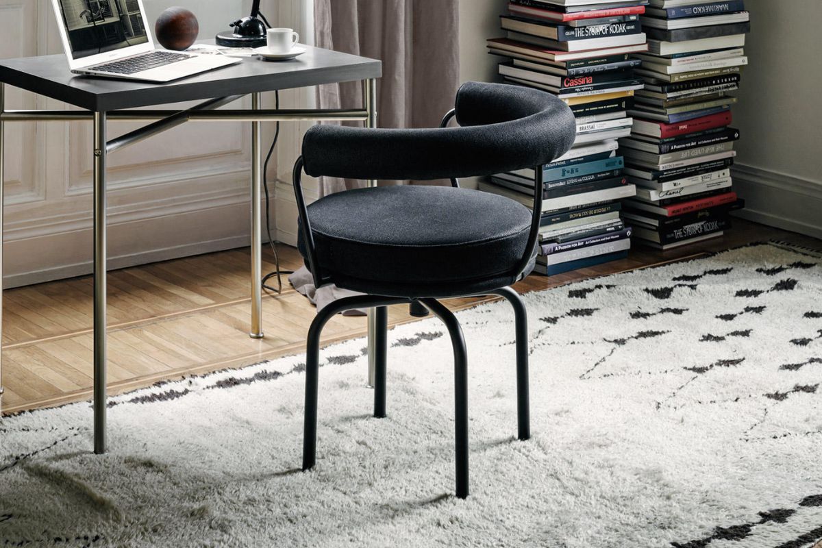 Poltroncine di design famose LC7 – Charlotte Perriand, Le Corbusier e Pierre Jeanneret (1927)