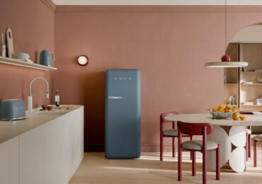 Storm Blue di SMEG: il nuovo blu di tendenza che veste cucina e living