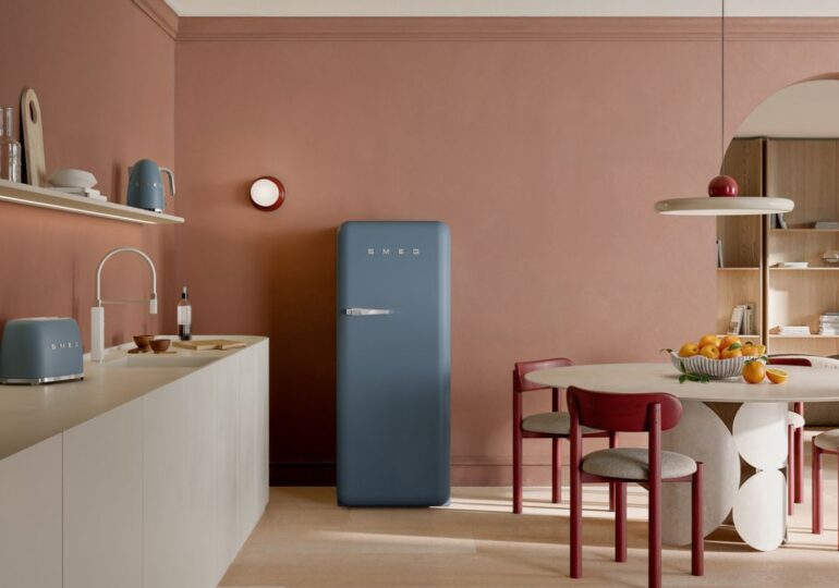 Storm Blue di SMEG: il nuovo blu di tendenza che veste cucina e living