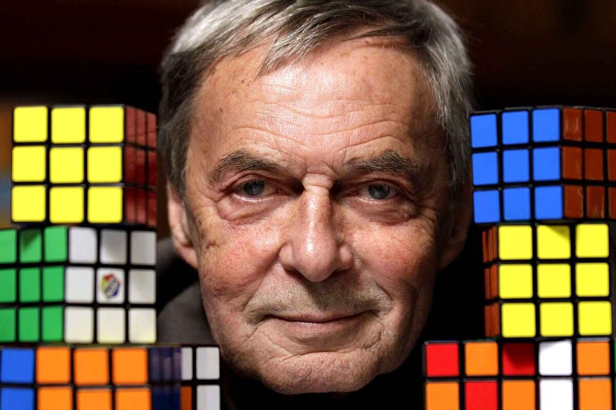 Chi è Ernő Rubik, il designer inventore del cubo magico