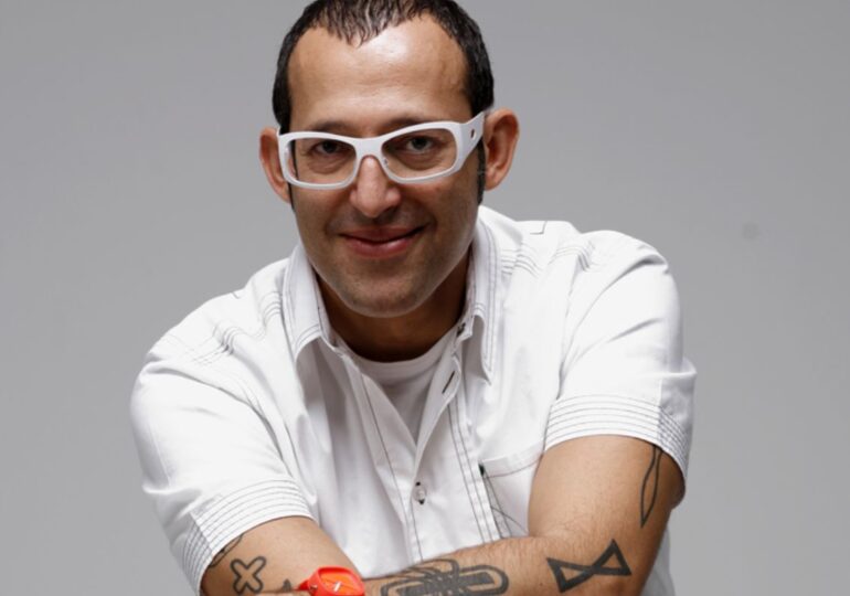 Karim Rashid racconta la sua visione sul futuro del design: “L’intelligenza artificiale non minaccia la creatività, la espande”