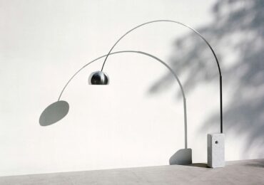 La storia della lampada Arco di Flos: perché i fratelli Castiglioni hanno creato un’icona del design