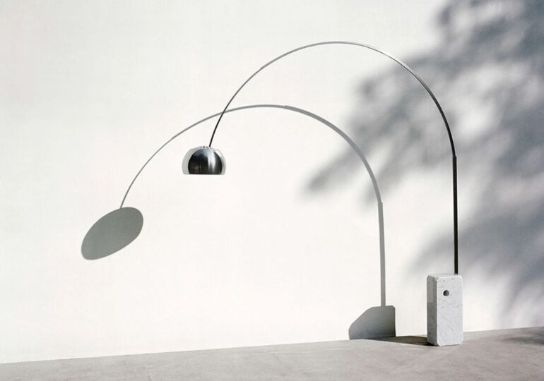 La storia della lampada Arco di Flos: perché i fratelli Castiglioni hanno creato un’icona del design