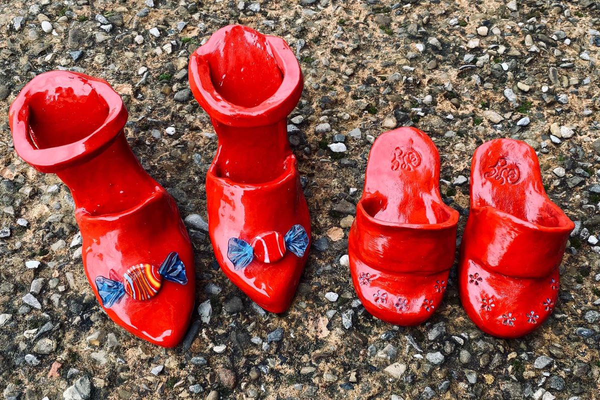 Scarpette rosse in ceramica la poesia che attraversa l’Italia 25 novembre
