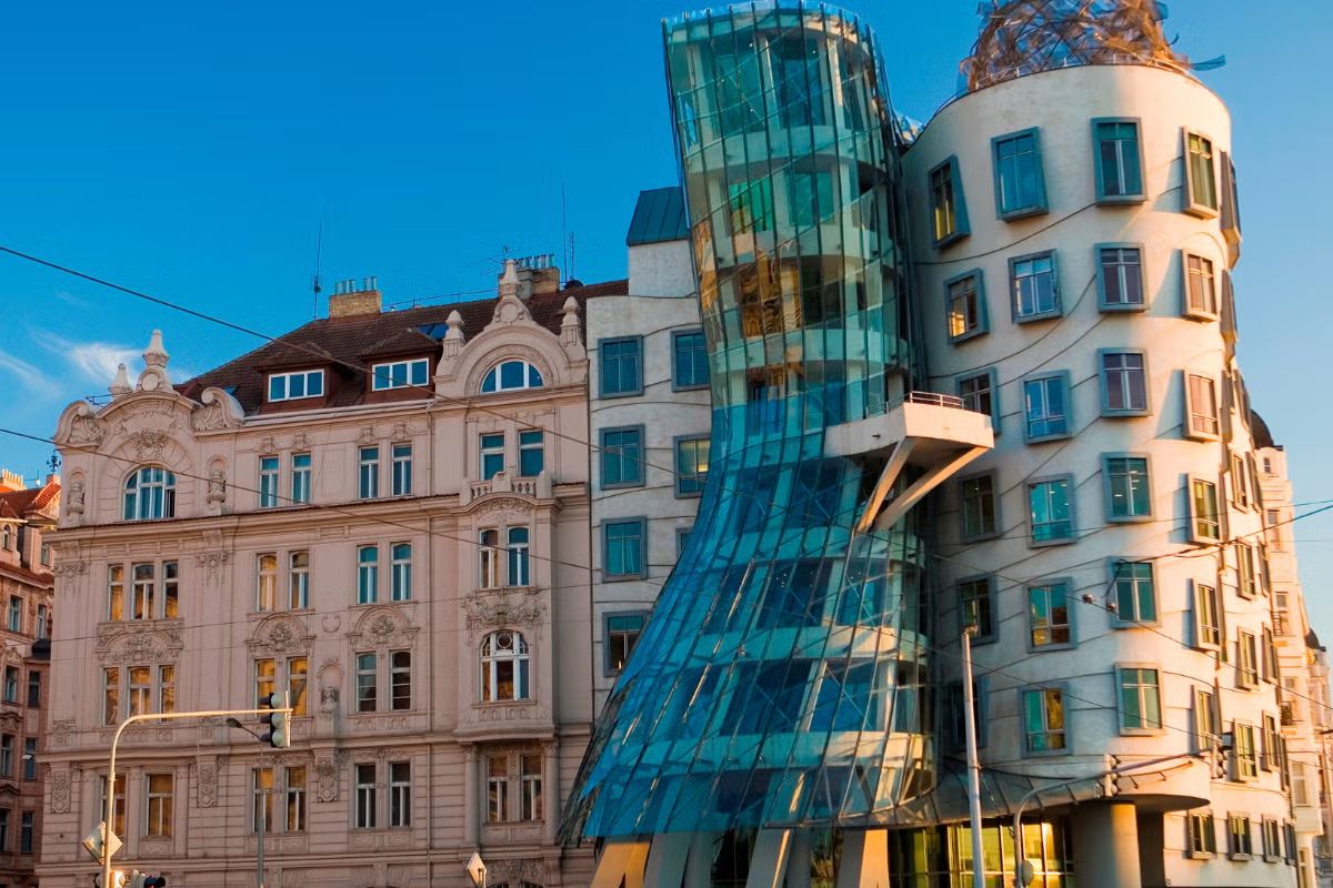 Frank Gehry dancing house praga