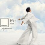 Pantone 2026: Cloud Dancer Il bianco etereo che definisce il design del 2026