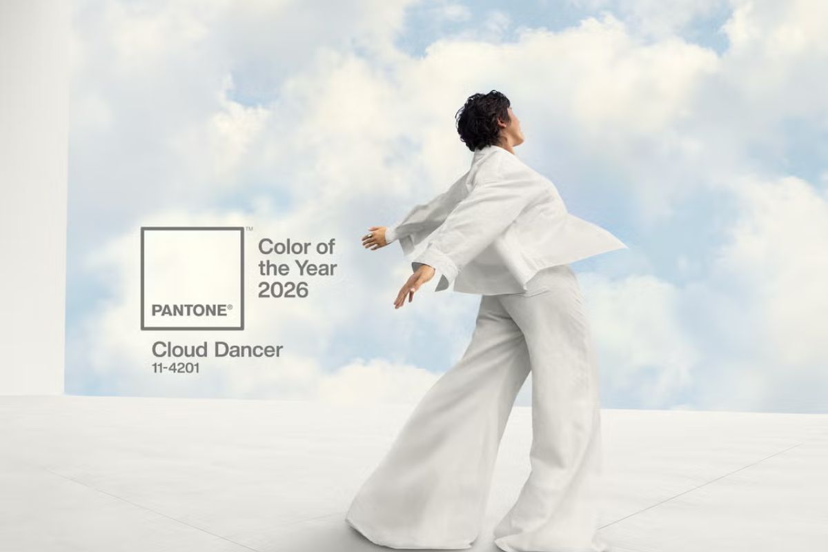 Pantone 2026: Cloud Dancer Il bianco etereo che definisce il design del 2026