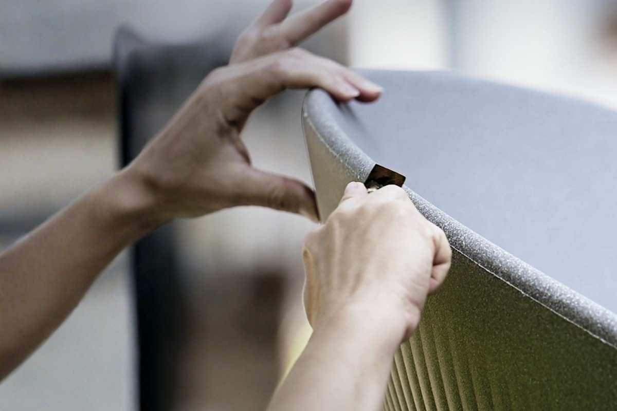 mani artigiane nella lavorazione della plastica