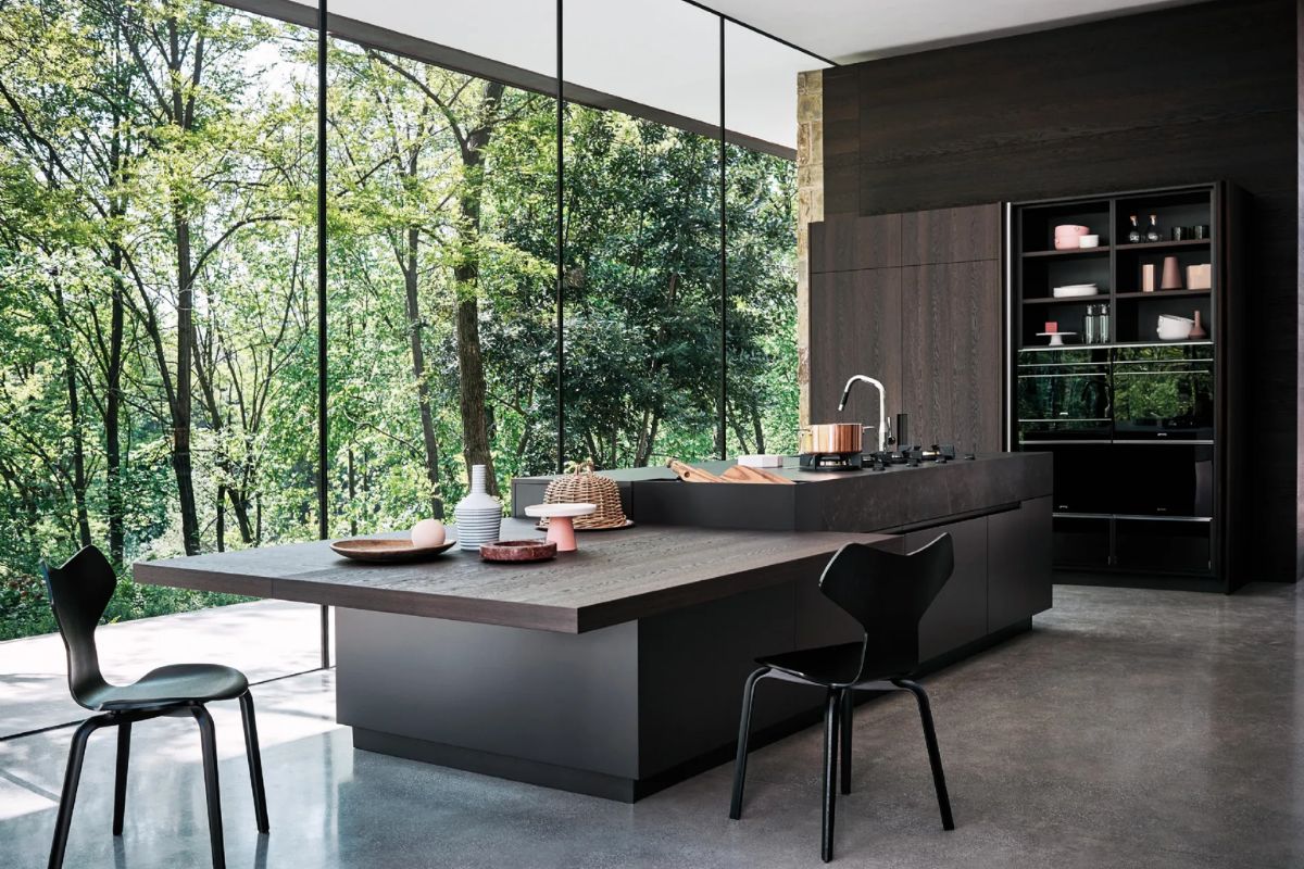 Cucina di lusso con isola centrale e arredi contemporanei