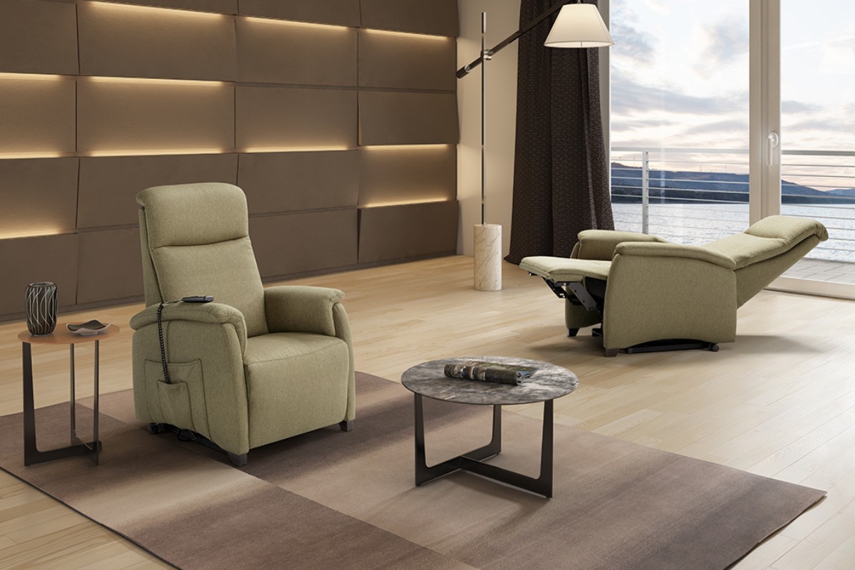 Poltrona lounge in soggiorno con luce naturale
