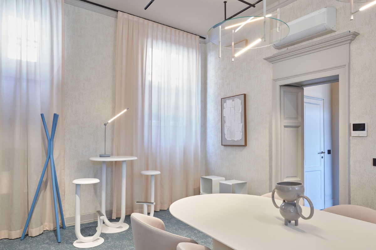 Pivò T: lampada da tavolo orientabile dal design essenziale