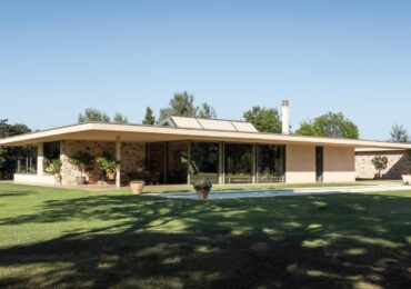 Case a patio: architetti famosi e la grammatica del vuoto abitabile