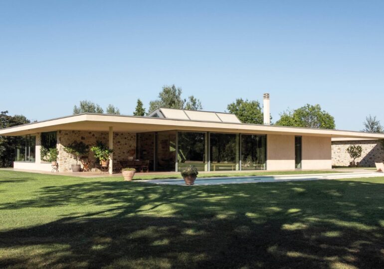 Case a patio: architetti famosi e la grammatica del vuoto abitabile