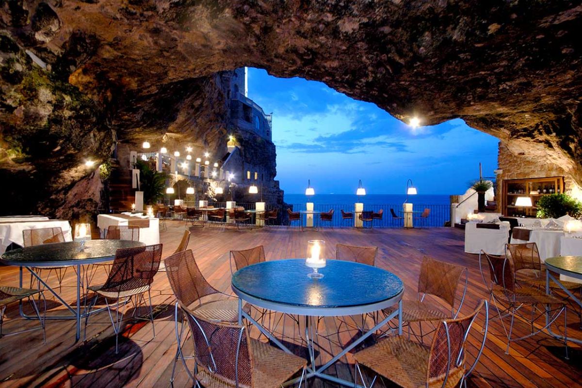Ristoranti vista mare in Italia - Grotta Palazzese — Polignano a Mare