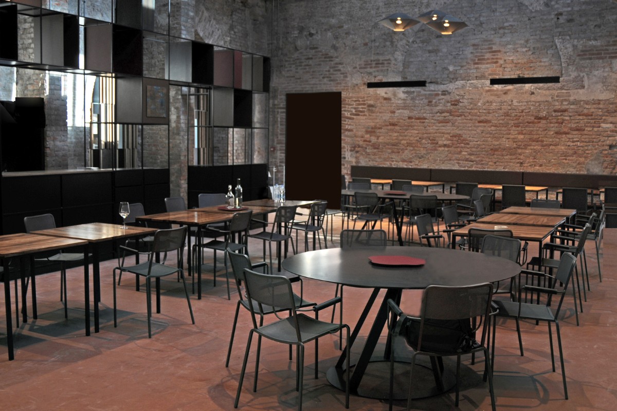 ristorante bombardate biennale di venezia allestimento