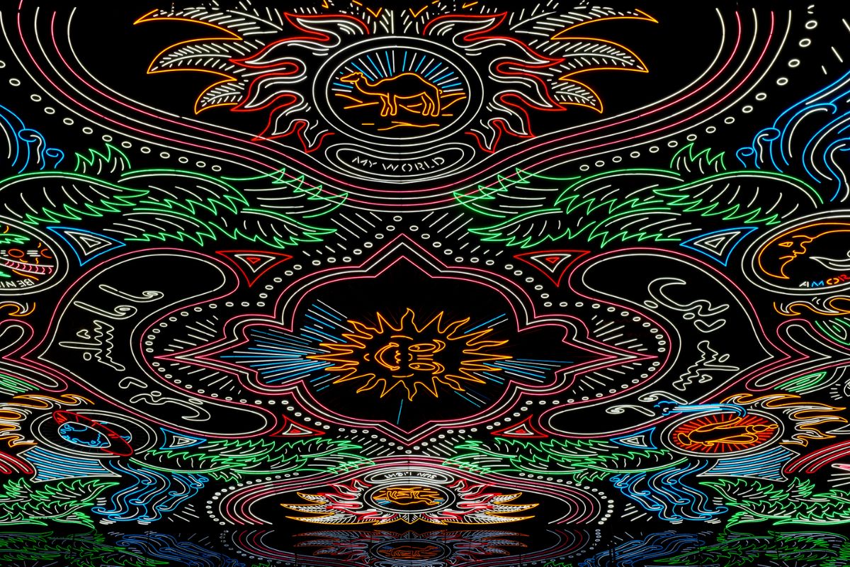 led colorati pop sulla facciata mama shelter business bay