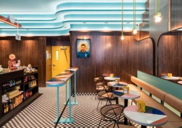 Tendenze arredo bar 2026: sedute, colori, bancone, pareti e dettagli che ridisegnano il bar contemporaneo