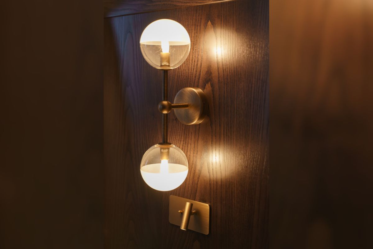 Applique e placca coordinate in ottone.