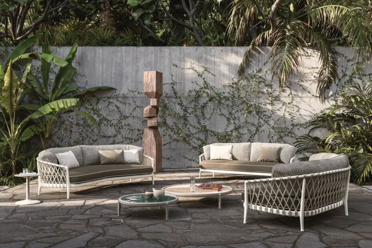 arredamento outdoor per terrazzo moderno e curato in primavera