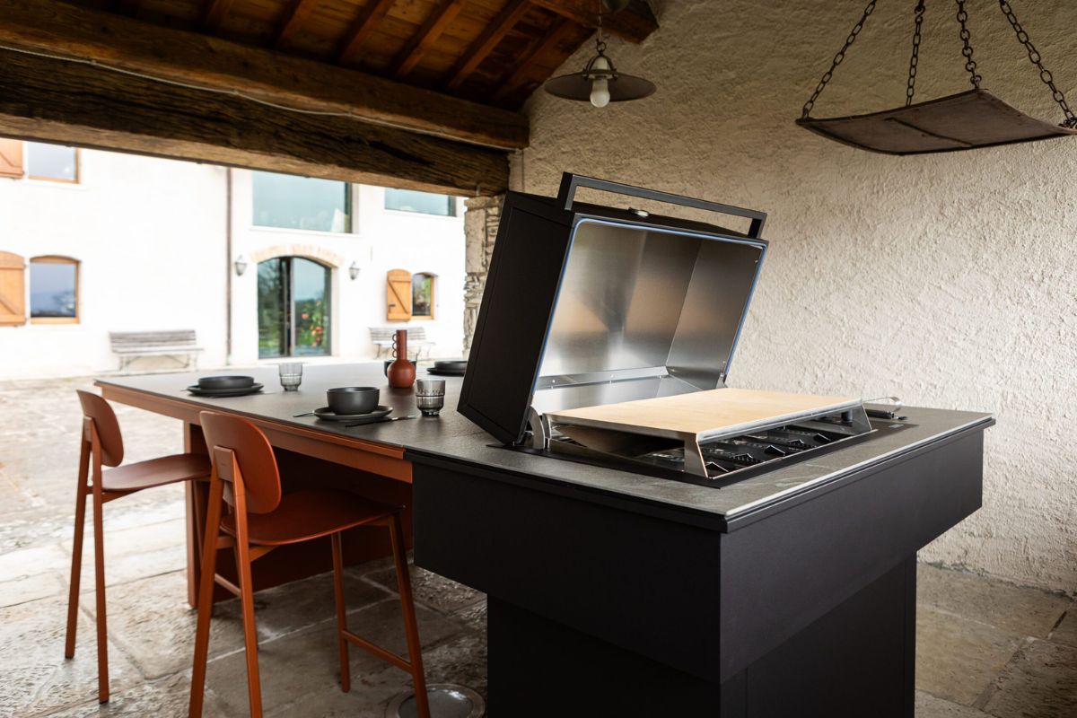Fògher cucina da esterno con barbecue smoker e design minimale