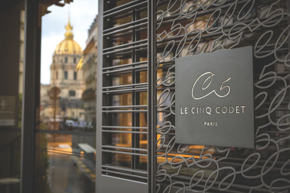 Segnaletica suite in ottone su parete in marmo.