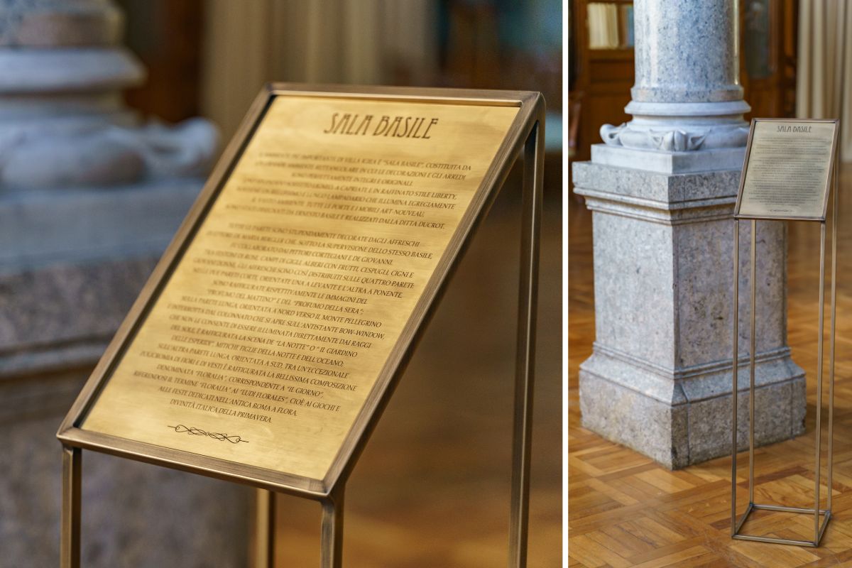 Leggio in metallo per segnaletica interna.