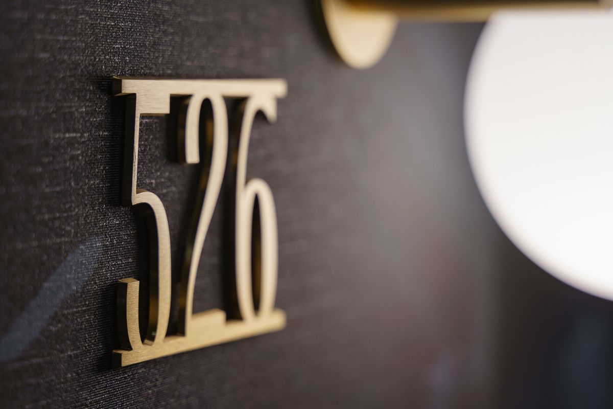 Numero camera in ottone per hotel di lusso.