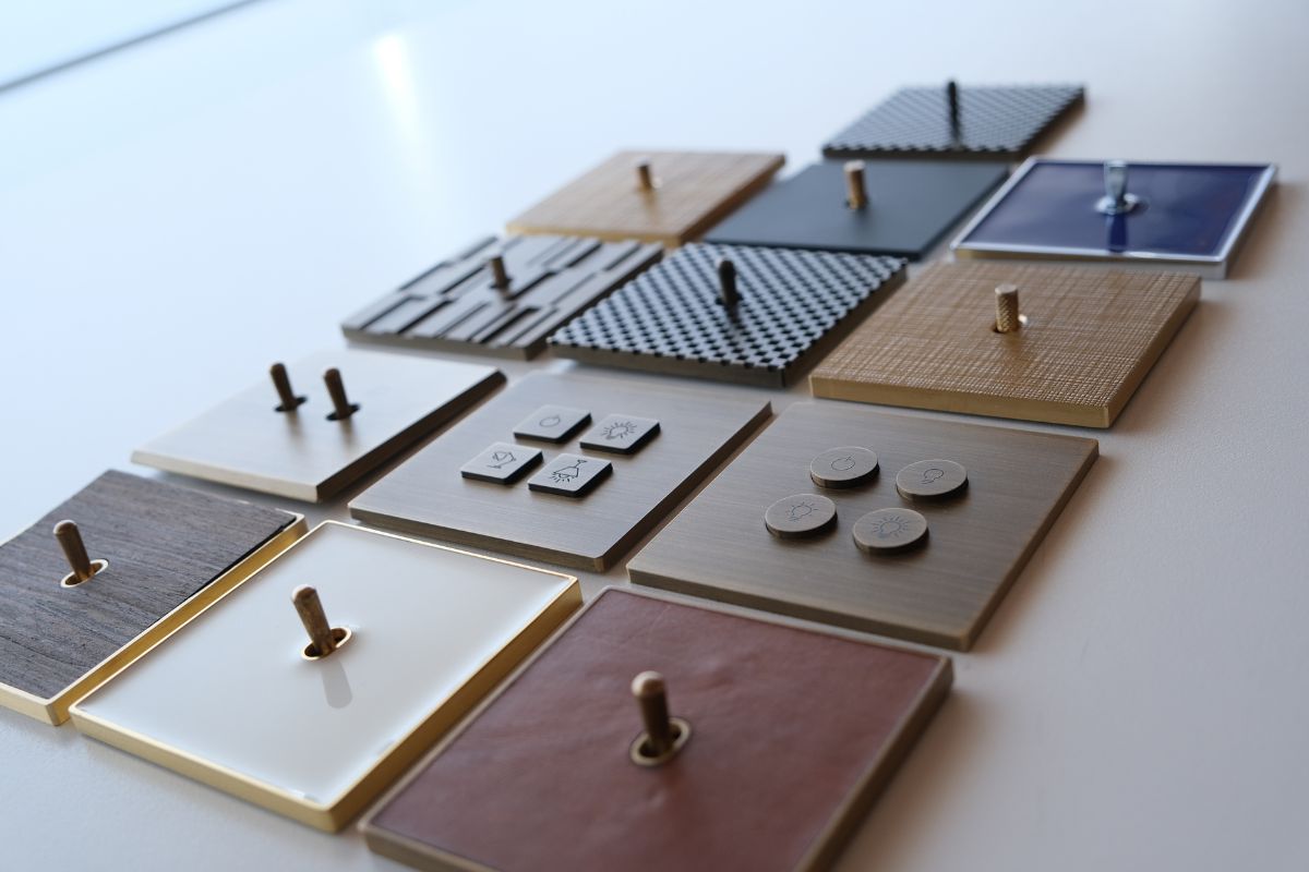 Placche elettriche di design con finiture personalizzate.