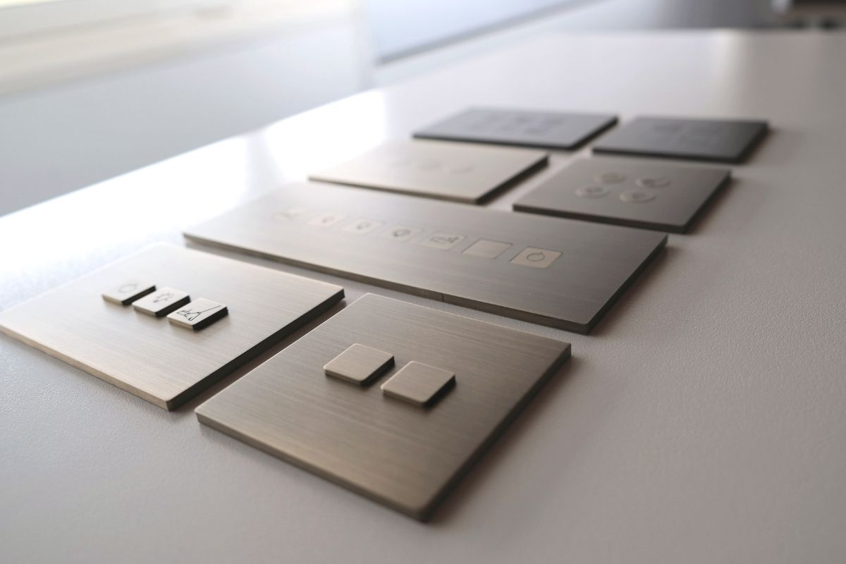 Placche elettriche in metallo per interni di lusso.