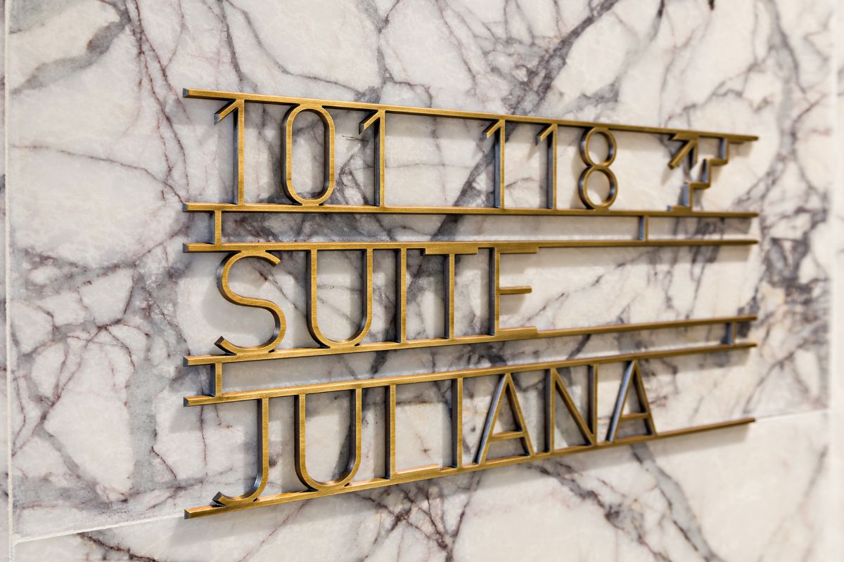 Segnaletica camera in ottone con luce decorativa.