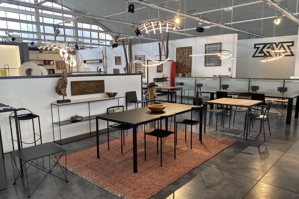 showroom di arredi design in metallo Zeus