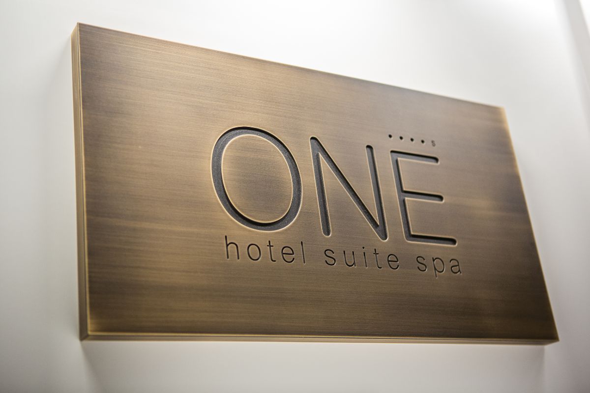 Placca identificativa dal look elegante e materico.