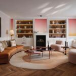 Tendenze arredamento 2027 viste al Salone del Mobile 2026 con materiali a contrasto e palette calde