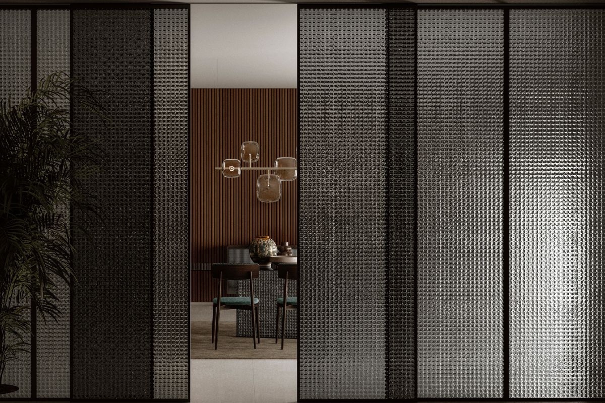 Sistema di boiserie, vetrate fisse, porte scorrevoli Tonelli Design