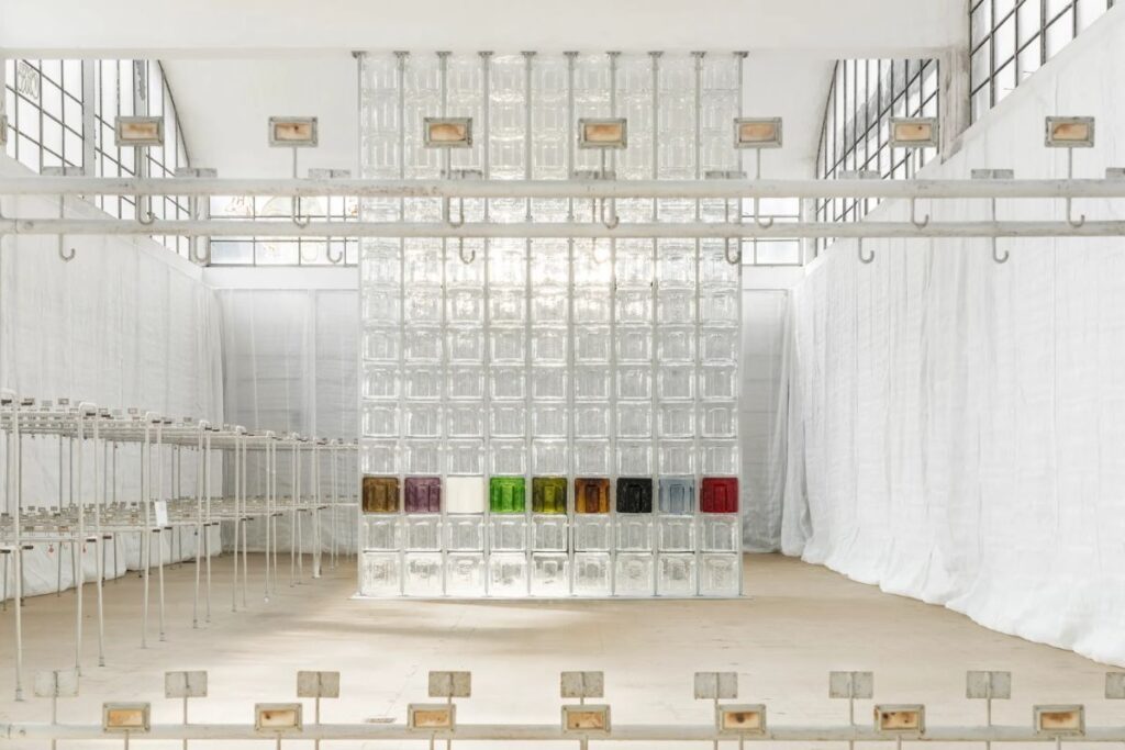 Il ritorno del vetrocemento quando la luce diventa materia nell’interior design
