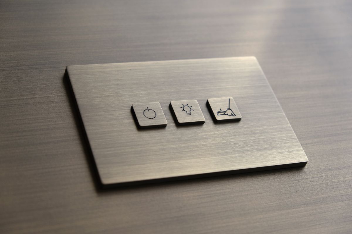 Placche elettriche Apir Square in ottone