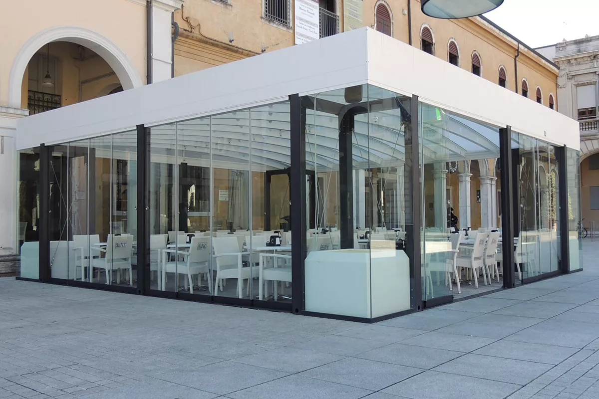 Struttura vetrata moderna per ristorante in piazza storica