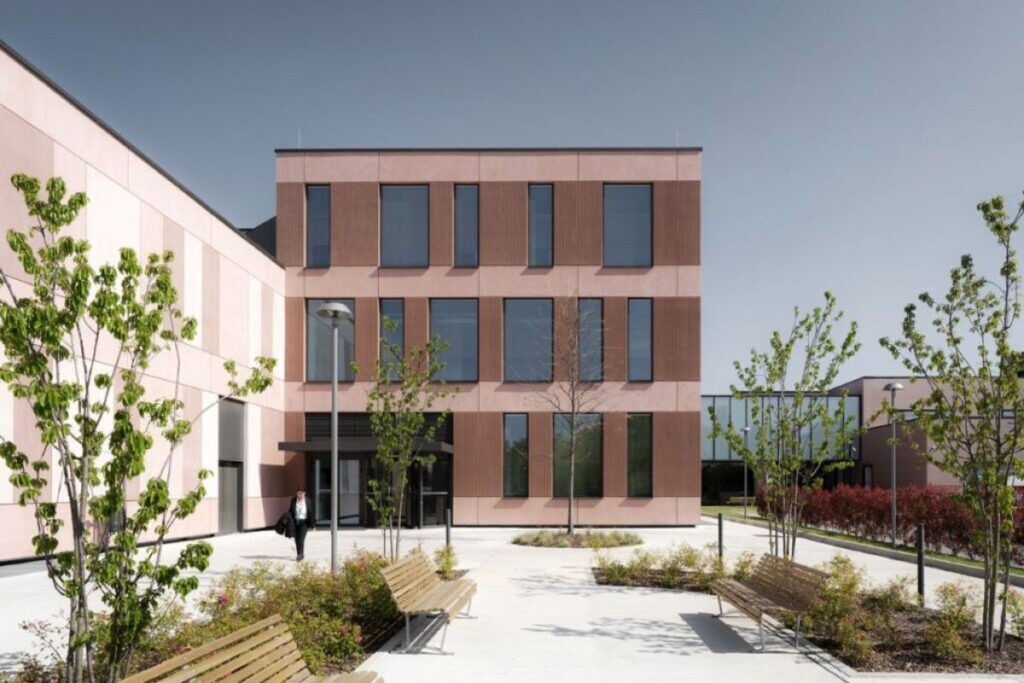 Edificio in mattoni con facciata scandita da finestre, progetto FTA Filippo Taidelli Architetto a Milano