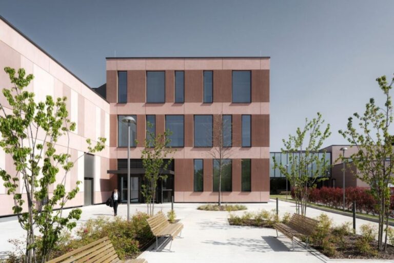 Edificio in mattoni con facciata scandita da finestre, progetto FTA Filippo Taidelli Architetto a Milano