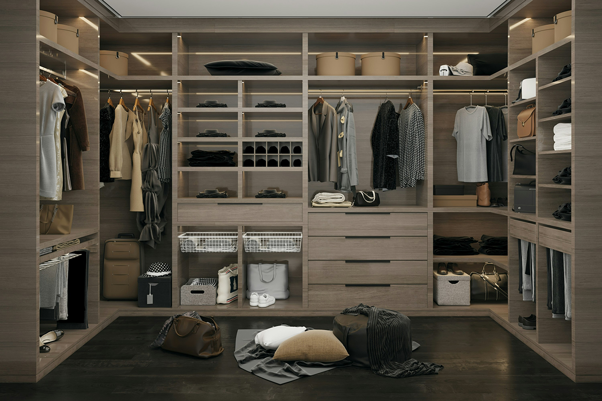 Cabina armadio in legno con scaffali modulari e abiti ordinati.