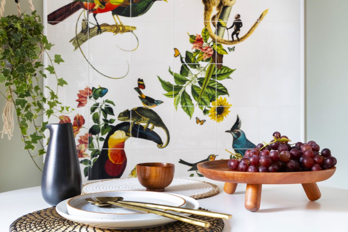 Decorazioni murarie con piastrelle botaniche
