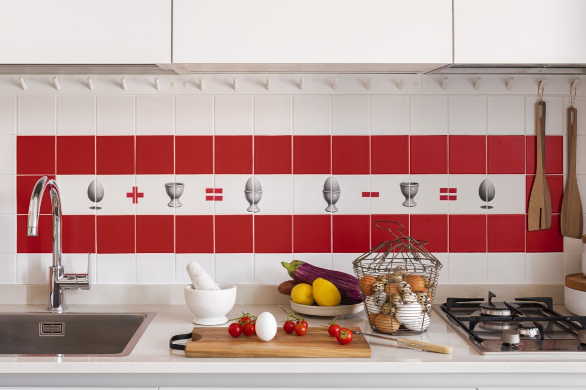 Cucina con rivestimento grafico rosso e bianco