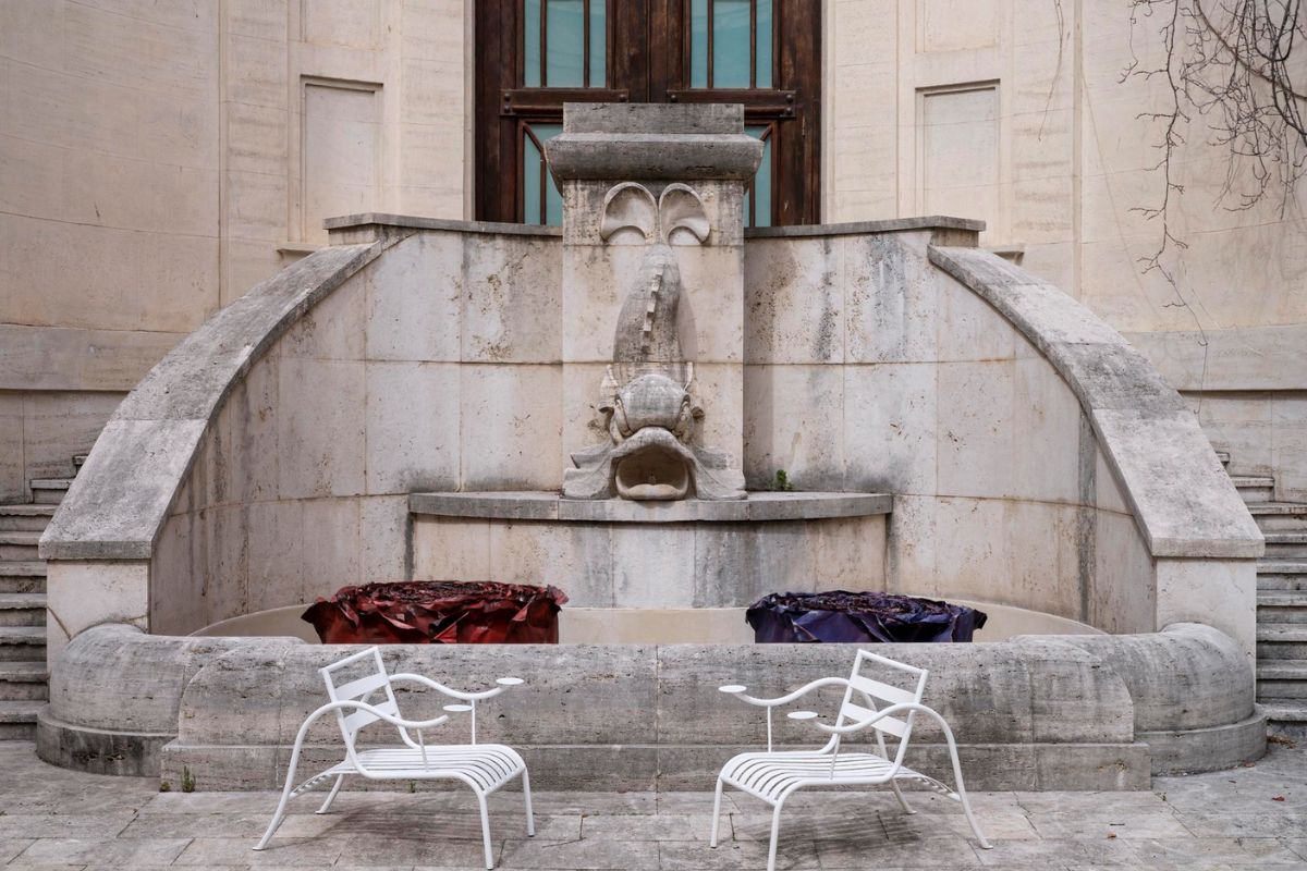 Museum seating by the fountain