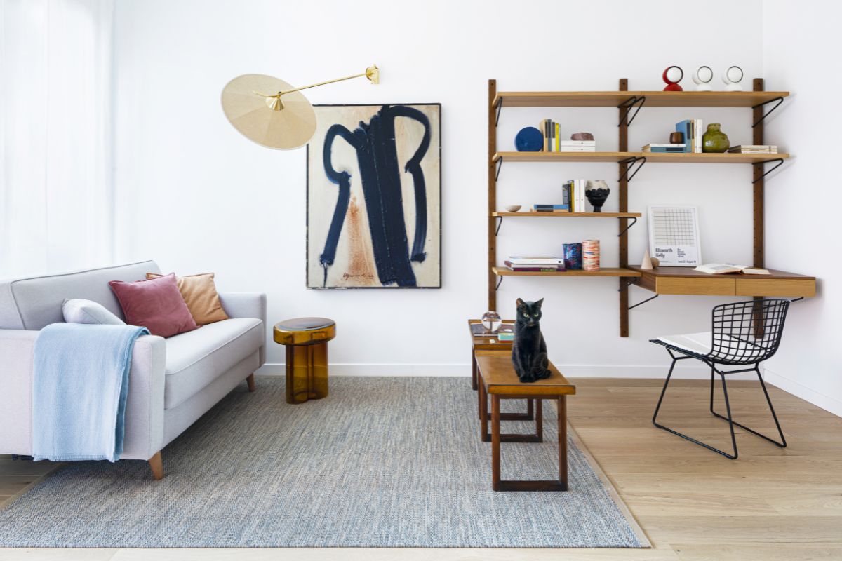 Living moderno con angolo studio e arte contemporanea