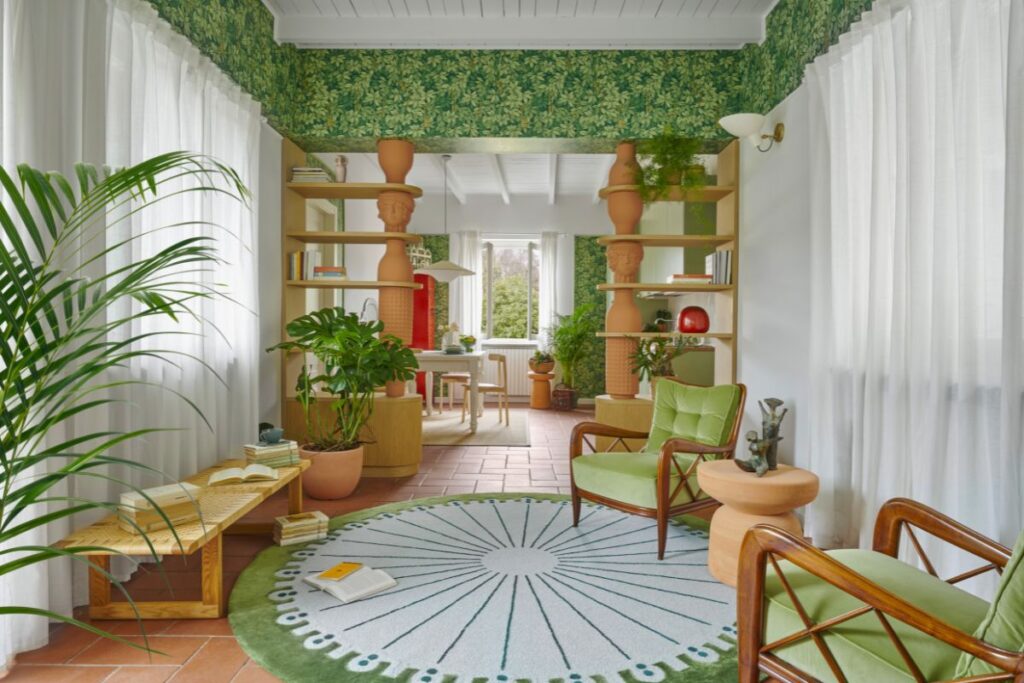 Arredamento con scala verde e bagno decorato