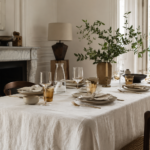 Tavola elegante con bicchieri coordinati, tovaglia in lino e dettagli naturali.