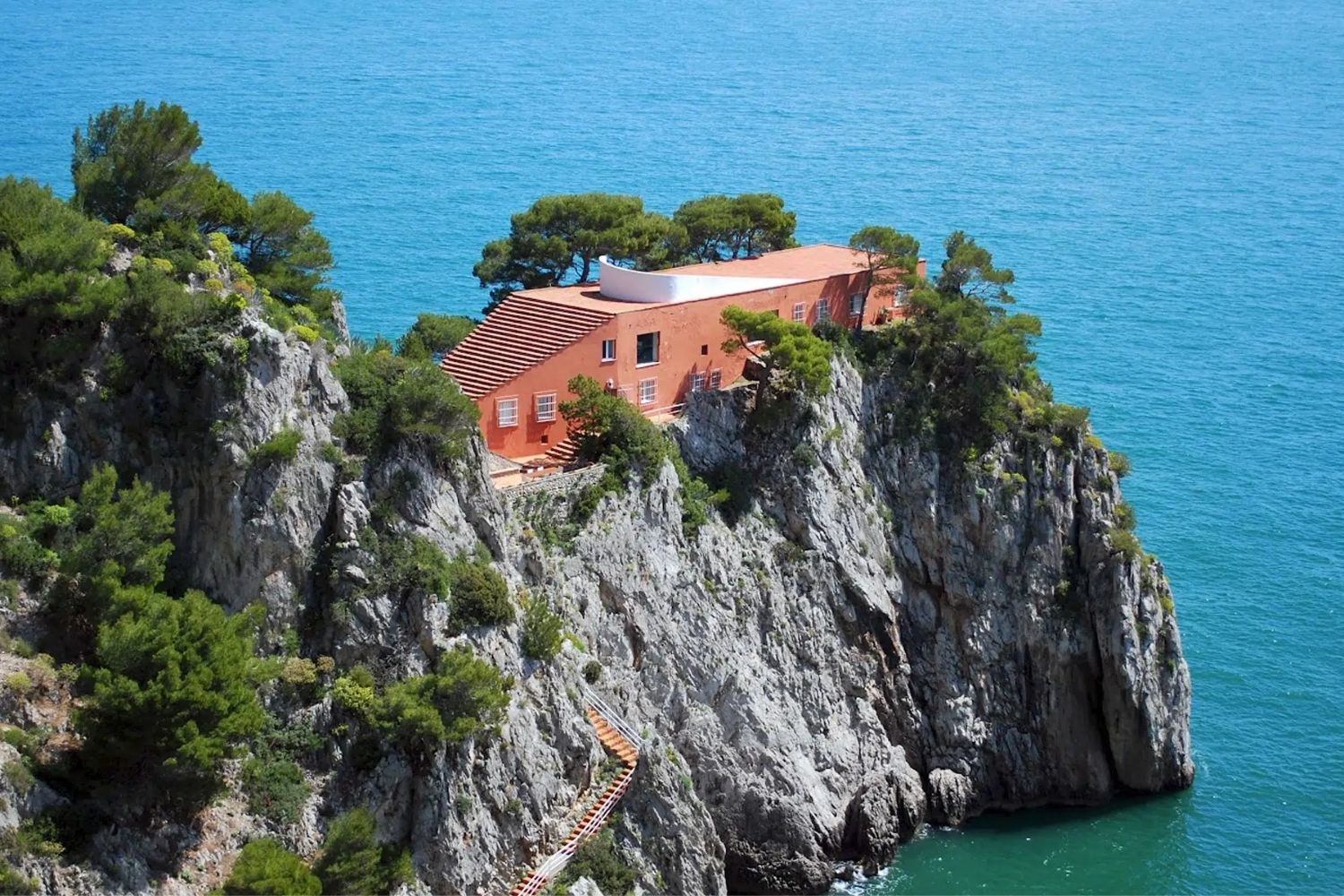 Le 10 isole italiane dove il design incontra il Mediterraneo, da visitare nell’estate 2026
